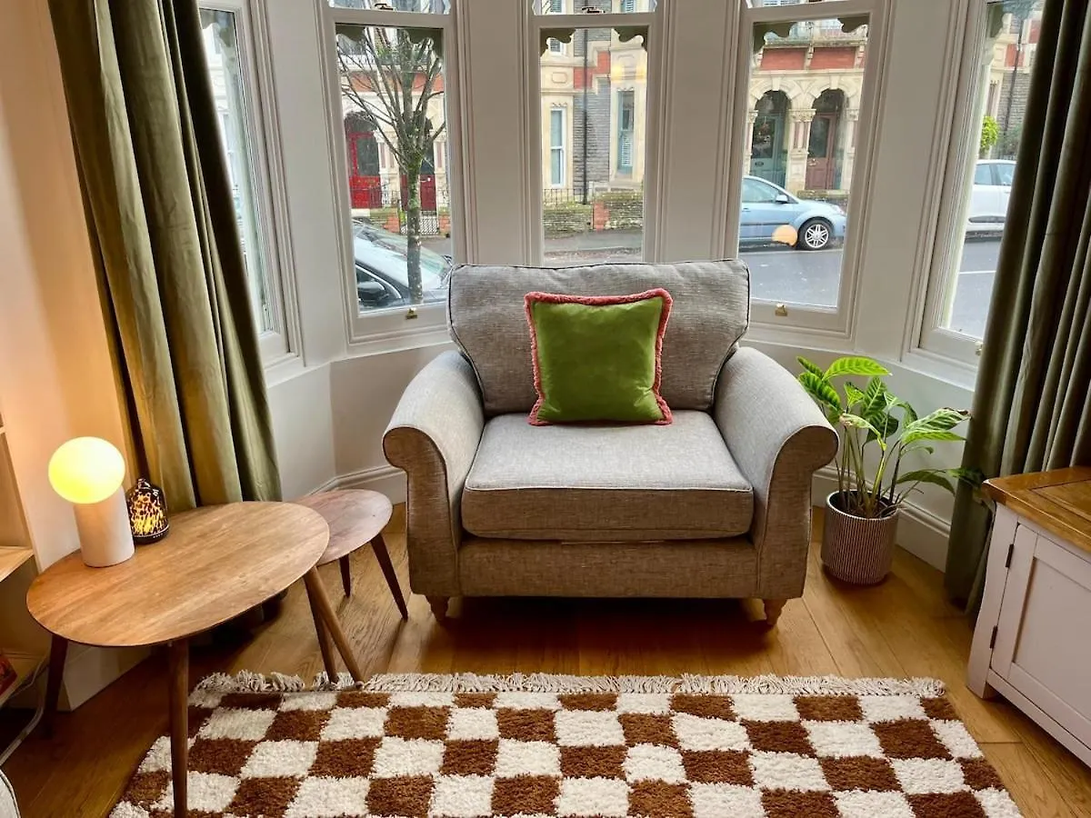 Lake Park House - Stylish Apartment With Parking Cardiff
