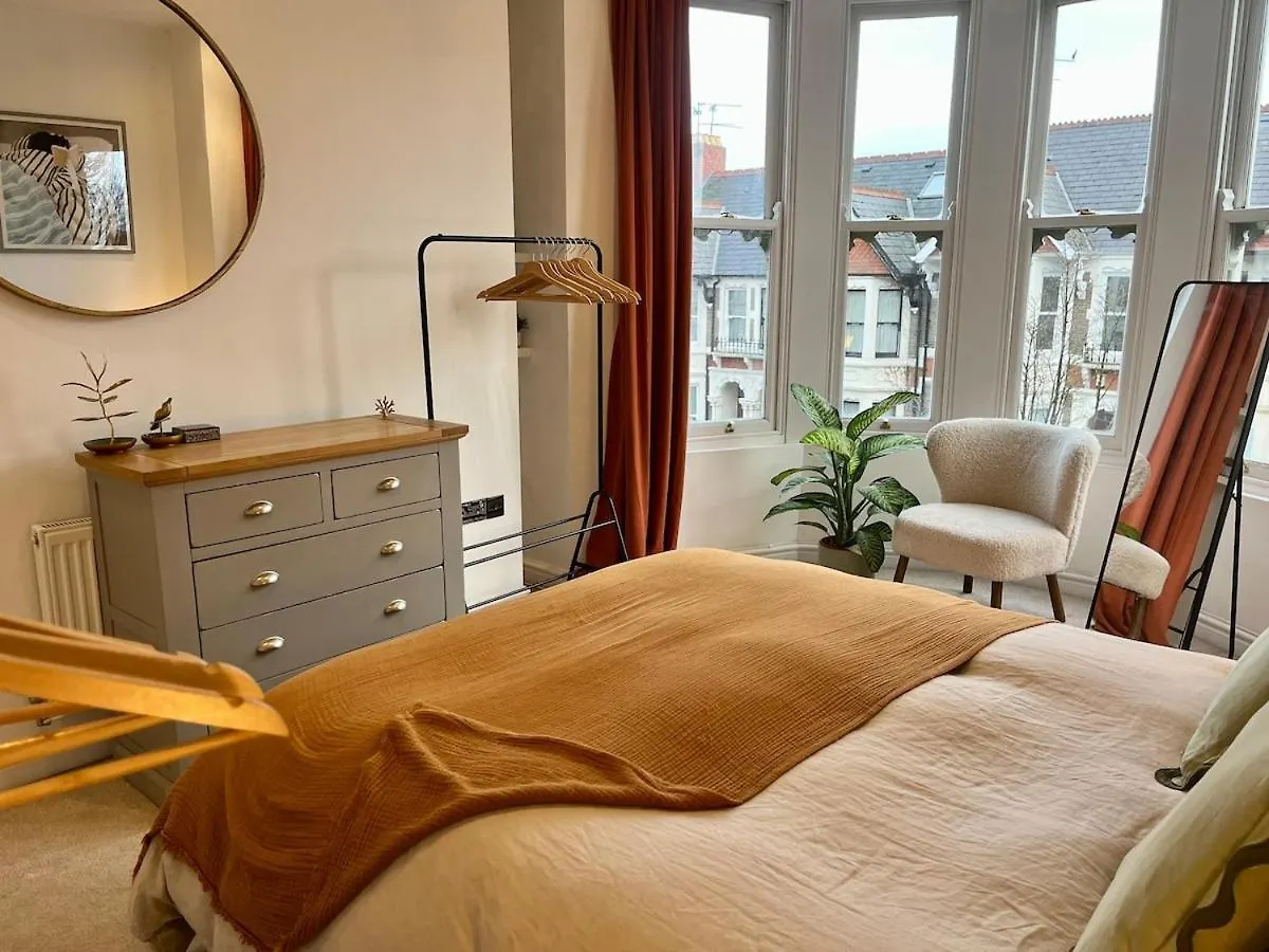 Lake Park House - Stylish Apartment With Parking Cardiff