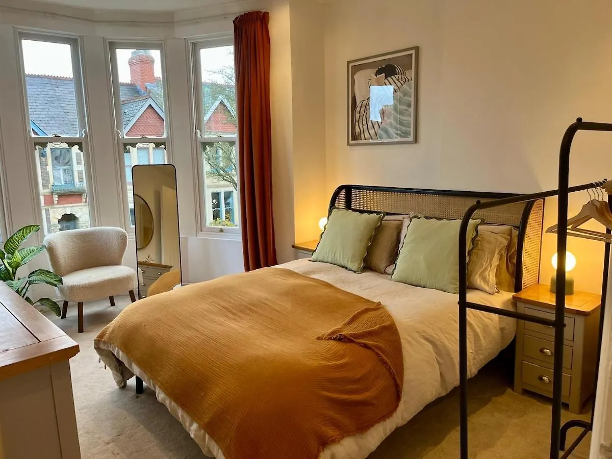 Lake Park House - Stylish Apartment With Parking Cardiff