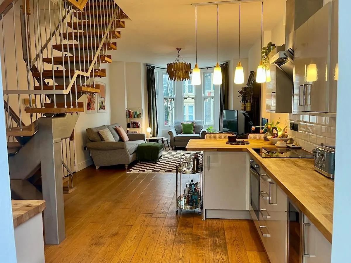 Lake Park House - Stylish Apartment With Parking Cardiff 0*,