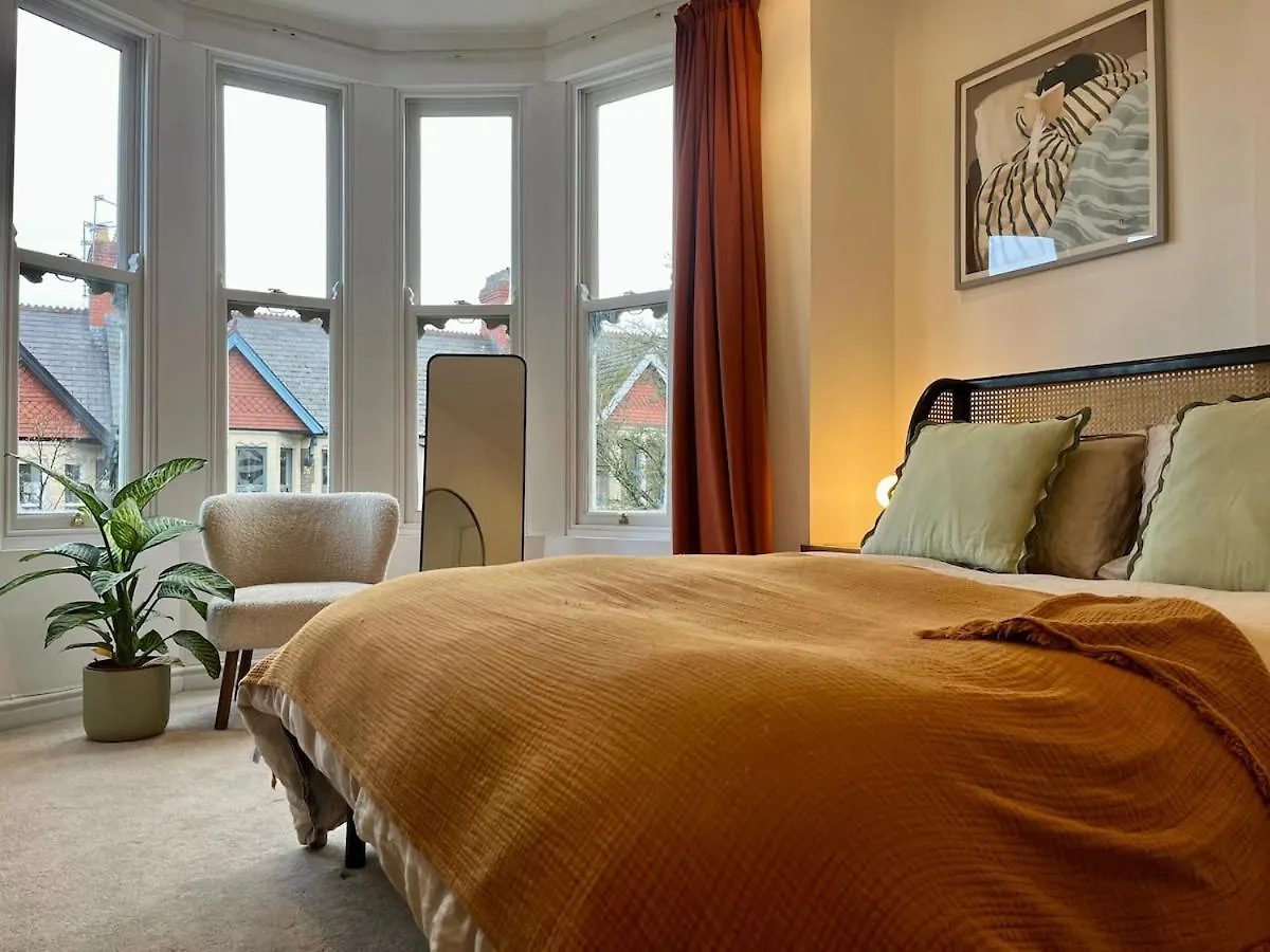 Lake Park House - Stylish Apartment With Parking Cardiff