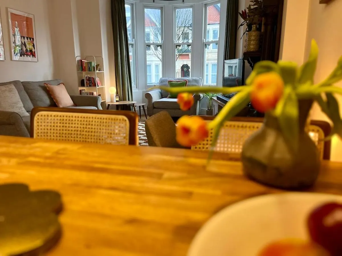 Lake Park House - Stylish Apartment With Parking Cardiff