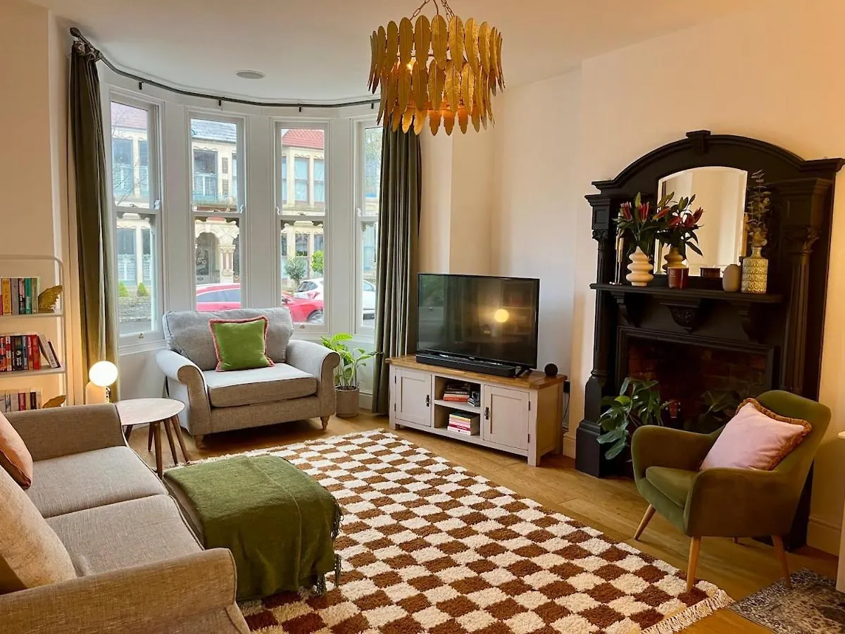Lake Park House - Stylish Apartment With Parking Cardiff