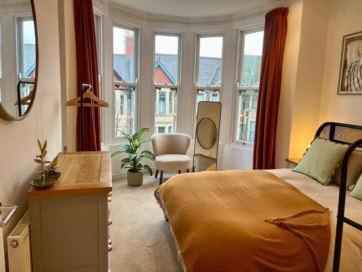 Lake Park House - Stylish Apartment With Parking Cardiff