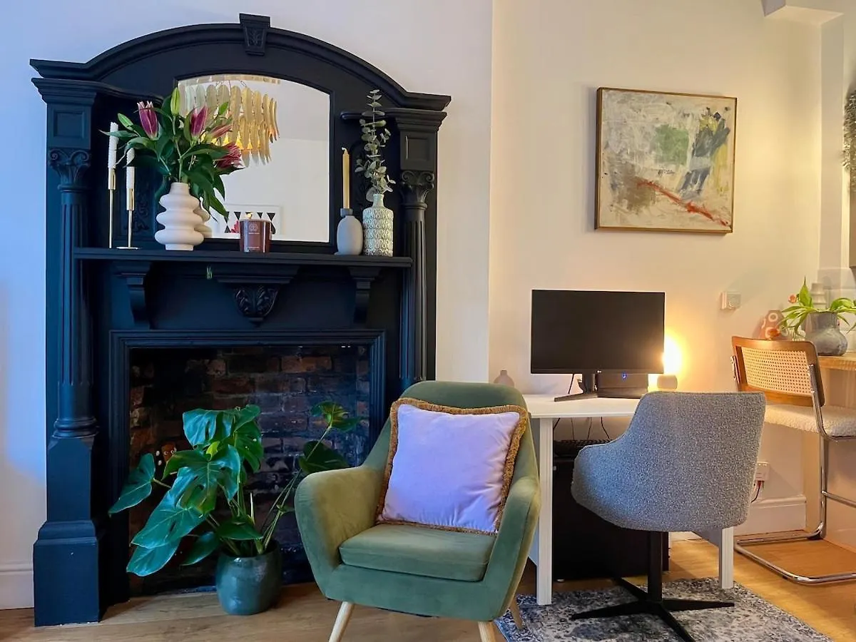 Lake Park House - Stylish Apartment With Parking Cardiff